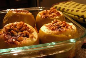 Безопасный десерт для вашей фигуры: запеченные яблоки с творогом и медом