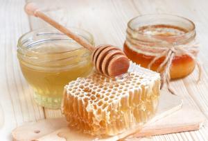 Onko mahdollista lisätä hunajaa kuumaan teehen?