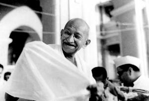 Mahatma Gandhi: „La început nu te observă, apoi râd de tine, apoi se luptă cu tine