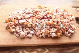 Morsiansalaatti: savustettua kanaa, sieniä, juustoa, punajuuria ja muita alkuperäisiä lisäaineita Morsiussalaatti kanan ja punajuurilla